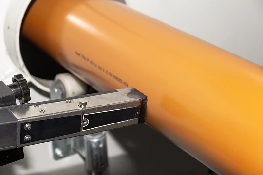 Высококачественная пластиковая труба крупным планом с маркировкой ГОСТ