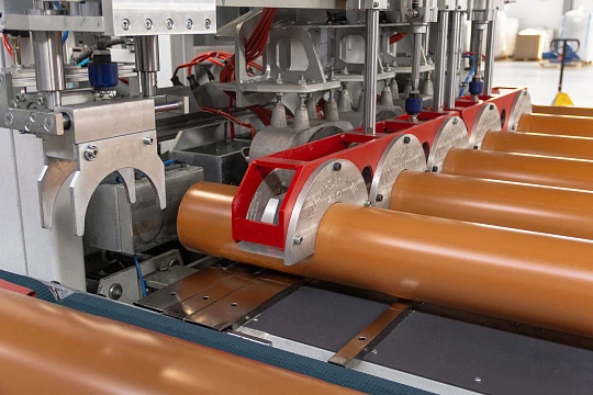 Процесс экструзии и калибровки пластиковых труб на заводе